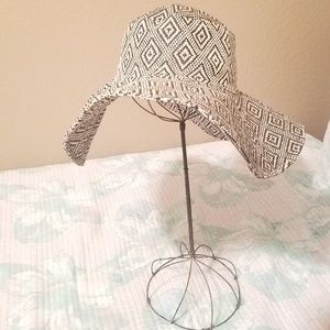 Beautiful hat, perfect for summer/fall.